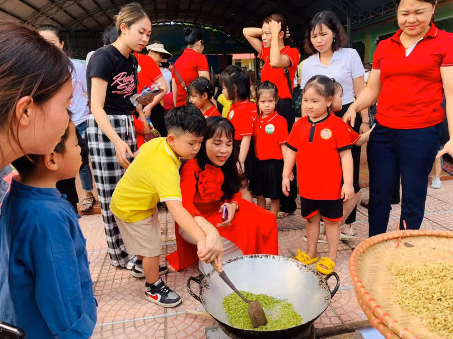 Cùng cô rang cốm.