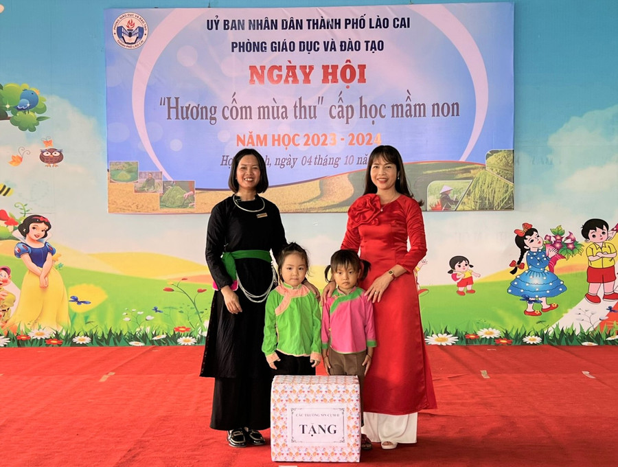 Nhân dịp này, Phòng GD&ĐT thành phố đã trao quà cho học sinh trường Mầm non xã Hợp Thành. Nhân dịp này, Phòng GD&ĐT thành phố đã trao quà cho học sinh trường Mầm non xã Hợp Thành.