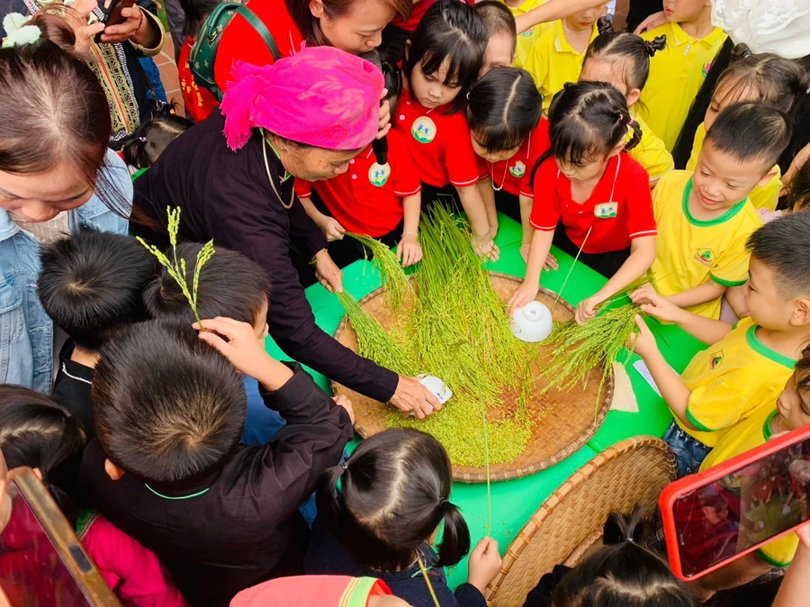 Trẻ mầm non Lào Cai tham gia Ngày hội "Hương cốm mùa thu".