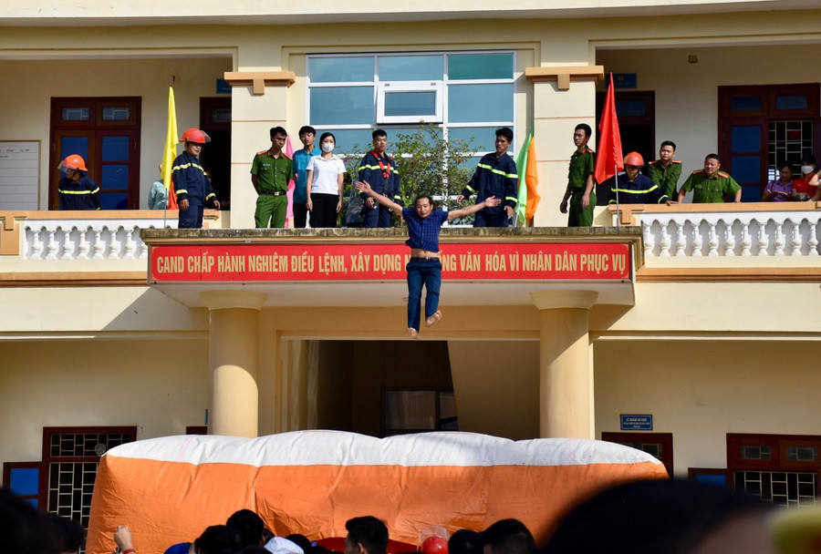 Nhảy thoát hiểm xuống thiết bị bóng hơi.