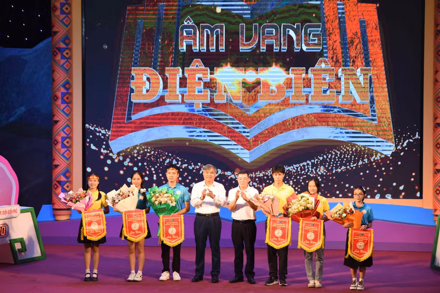 Chương trình đầu tiên của Gameshow “Âm vang Điện Biên” là cuộc thi giữa hai đội Trường THPT Chuyên Lê Quý Đôn và THPT Thành phố Điện Biên Phủ.