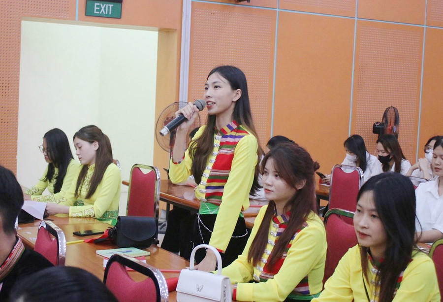 Sinh viên người DTTS chia sẻ tại chương trình.