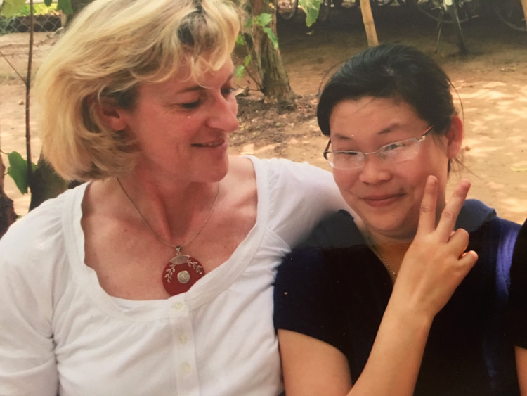 Người nước ngoài kể chuyện lì xì Tết Việt ảnh 1 Chị Lê Thị Hiệp và mẹ nuôi người Pháp của mình - bà Blandine. Ảnh: Nhân vật cung cấp.