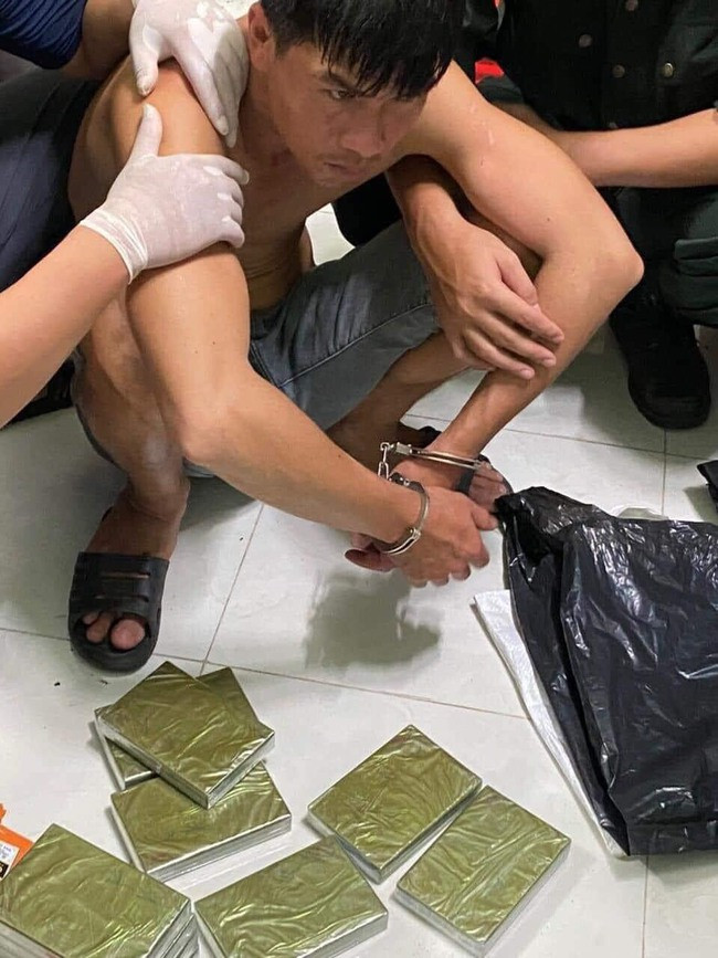 Đối tượng cùng tang vật bị bắt giữ. Đối tượng cùng tang vật bị bắt giữ.