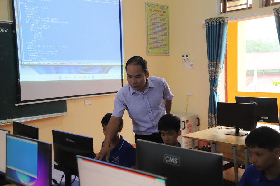 Các nhà trường luôn quan tâm đến việc đầu tư xây dựng cơ sở vật chất, mua sắm trang thiết bị dạy học.