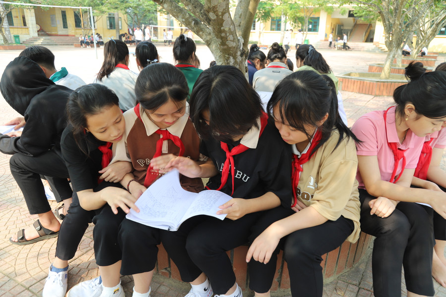 Buổi học nhóm của các em học sinh trường PTDTNT THCS huyện Yên Sơn.