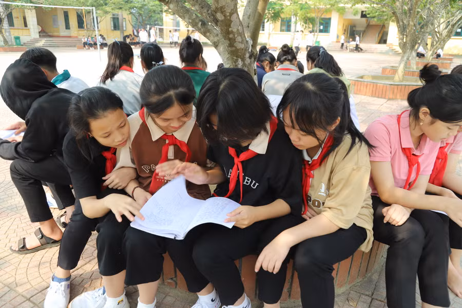 Buổi học nhóm của các em học sinh trường PTDTNT THCS huyện Yên Sơn.