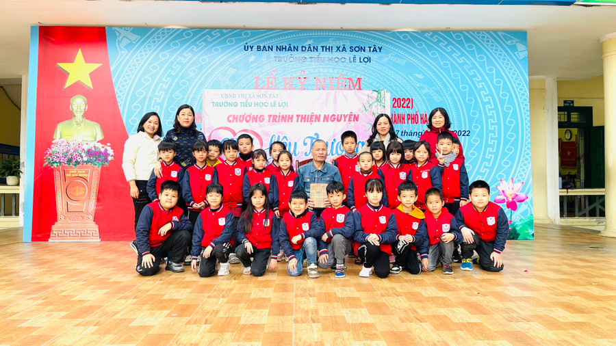 Cô Huyền tích cực cùng các hoạt động thiện nguyện để giúp đỡ học sinh hoàn cảnh khó khăn.