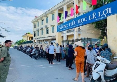 Khu vực phụ huynh để xe đón con được bố trí gọn gàng ngoài cổng trường.