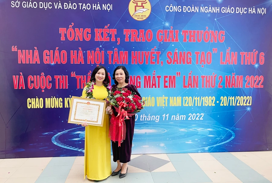 Cô Lâm Thu Huyền (trái) được công nhận danh hiệu "Nhà giáo Hà Nội tâm huyết, sáng tạo" lần thứ 6. 