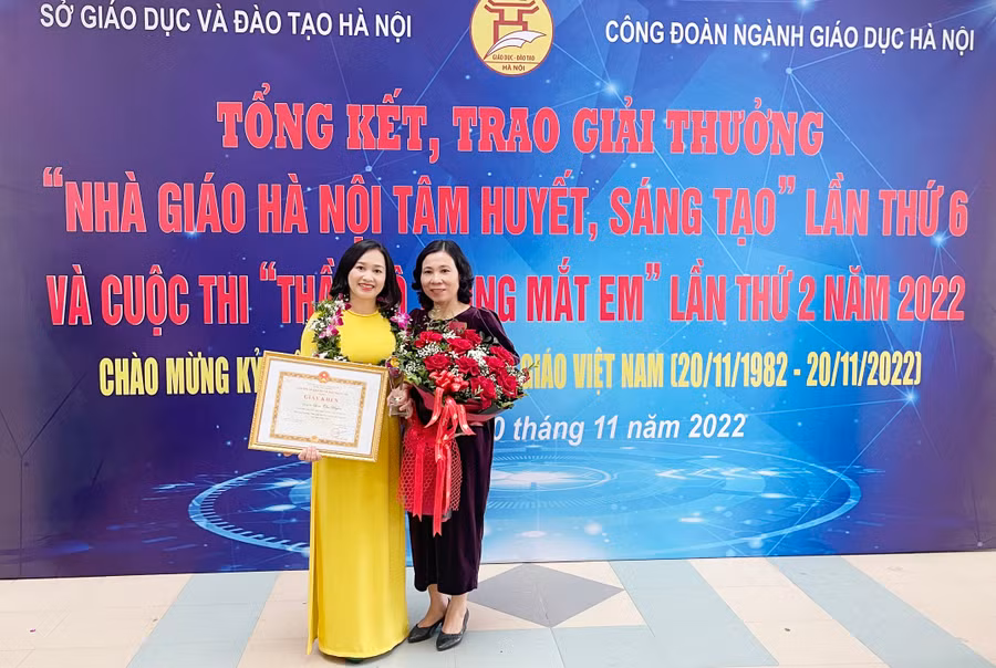 Cô Lâm Thu Huyền (trái) được công nhận danh hiệu "Nhà giáo Hà Nội tâm huyết, sáng tạo" lần thứ 6. 
