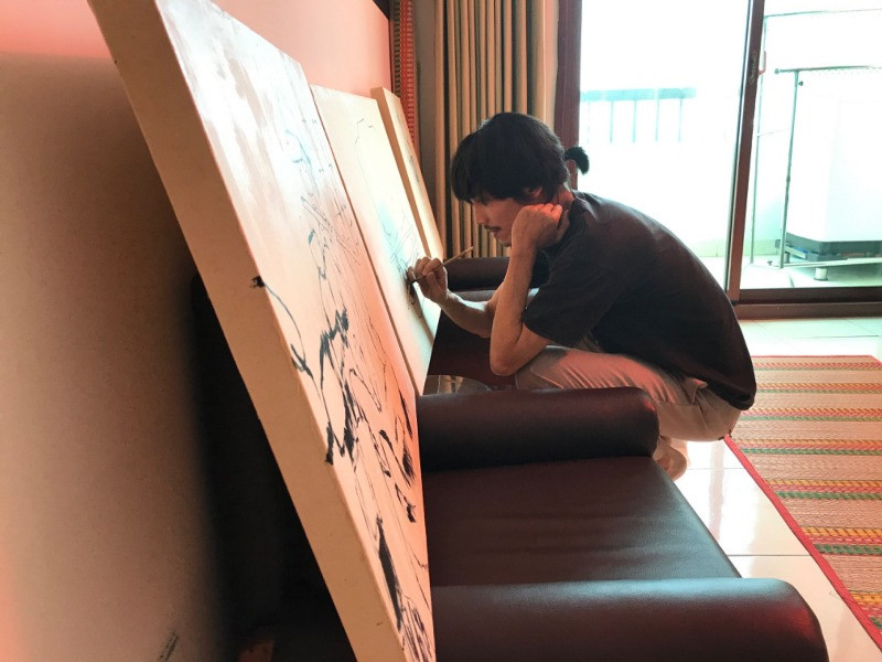 Nghệ sĩ Thy Nguyên Truong Minh đang chuẩn bị cho tác phẩm của mình Nghệ sĩ Thy Nguyên Truong Minh đang chuẩn bị cho tác phẩm của mình