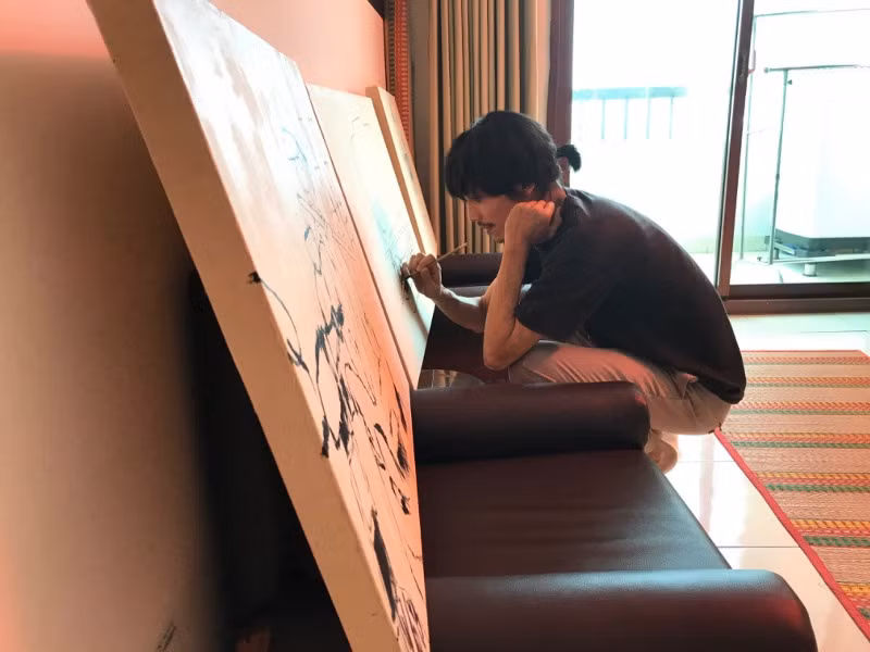 Nghệ sĩ Thy Nguyên Truong Minh đang chuẩn bị cho tác phẩm của mình