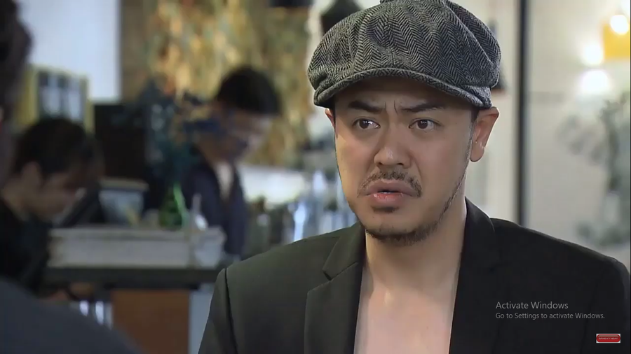 Ông Quốc than chuyện với ông Sơn. Ông Quốc than chuyện với ông Sơn.