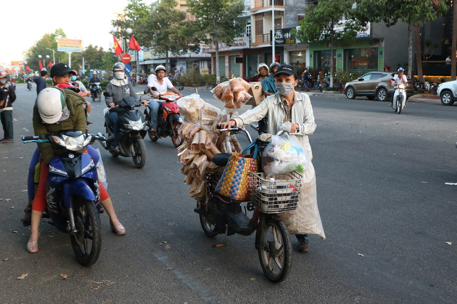 Ninh Thuận: 29 Tết, phố phường tất bật những công việc cuối cùng ảnh 3
