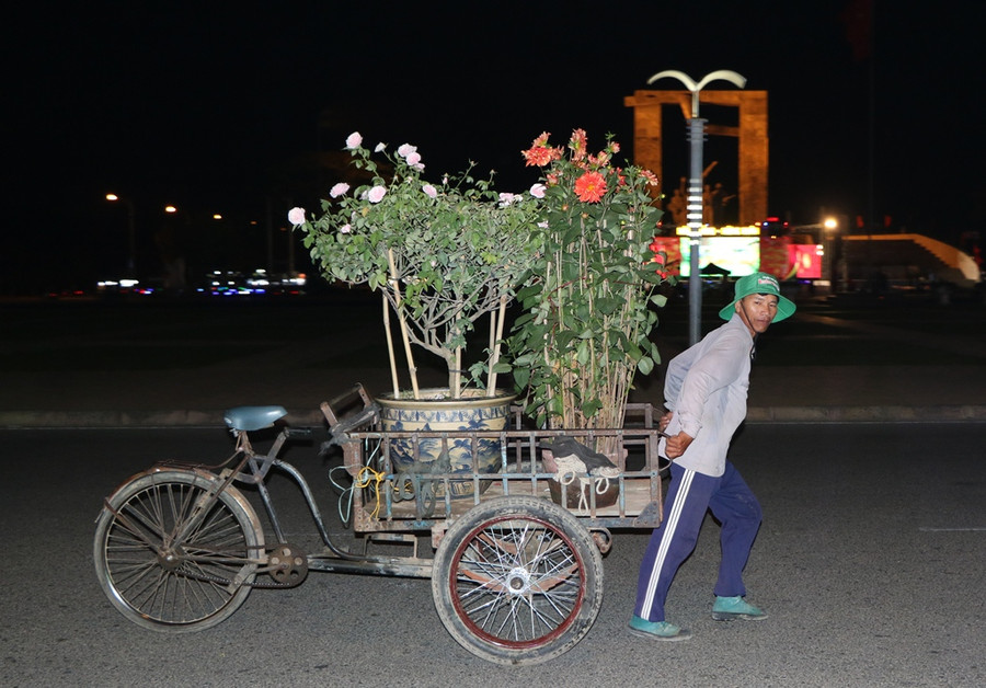 Ninh Thuận: 29 Tết, phố phường tất bật những công việc cuối cùng