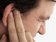 Vì sao tai bị ù và hơi đau khi ngáp?