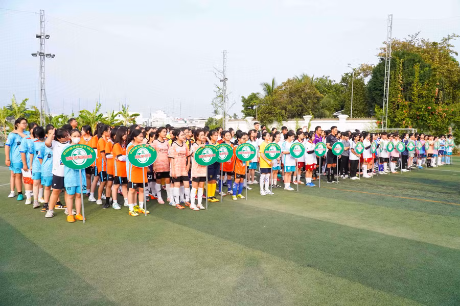 Gần 300 nữ HS tham gia tranh tài tại Giải bóng đá nữ HS THPT TP Cần Thơ năm 2024. Gần 300 nữ HS tham gia tranh tài tại Giải bóng đá nữ HS THPT TP Cần Thơ năm 2024.