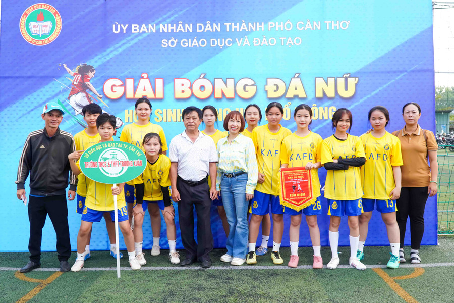 Lãnh đạo Sở GD&ĐT TP Cần Thơ chụp ảnh lưu niệm với đội tham gia giải. Lãnh đạo Sở GD&ĐT TP Cần Thơ chụp ảnh lưu niệm với đội tham gia giải.