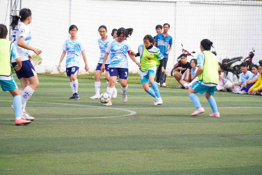 Các màn đi bóng đẹp của các nữ HS TP Cần Thơ. Các màn đi bóng đẹp của các nữ HS TP Cần Thơ.