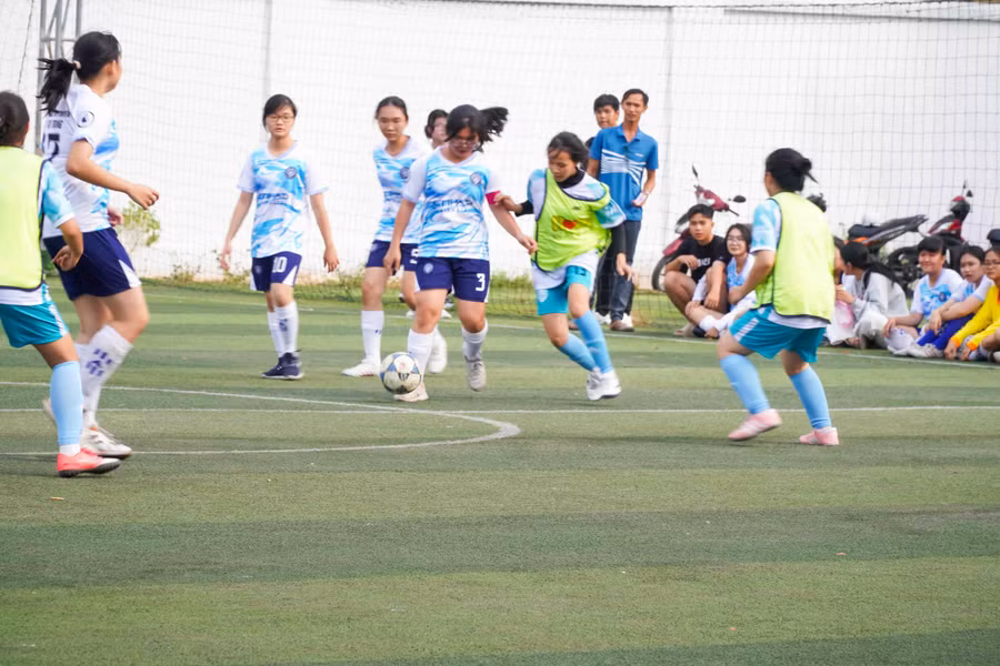 Các màn đi bóng đẹp của các nữ HS TP Cần Thơ. Các màn đi bóng đẹp của các nữ HS TP Cần Thơ.