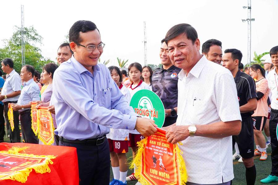 Ông Nguyễn Minh Tuấn, Giám đốc Sở VH-TT&TT TP Cần Thơ trao cờ lưu niệm cho các đơn vị tham gia giải. Ông Nguyễn Minh Tuấn, Giám đốc Sở VH-TT&TT TP Cần Thơ trao cờ lưu niệm cho các đơn vị tham gia giải.