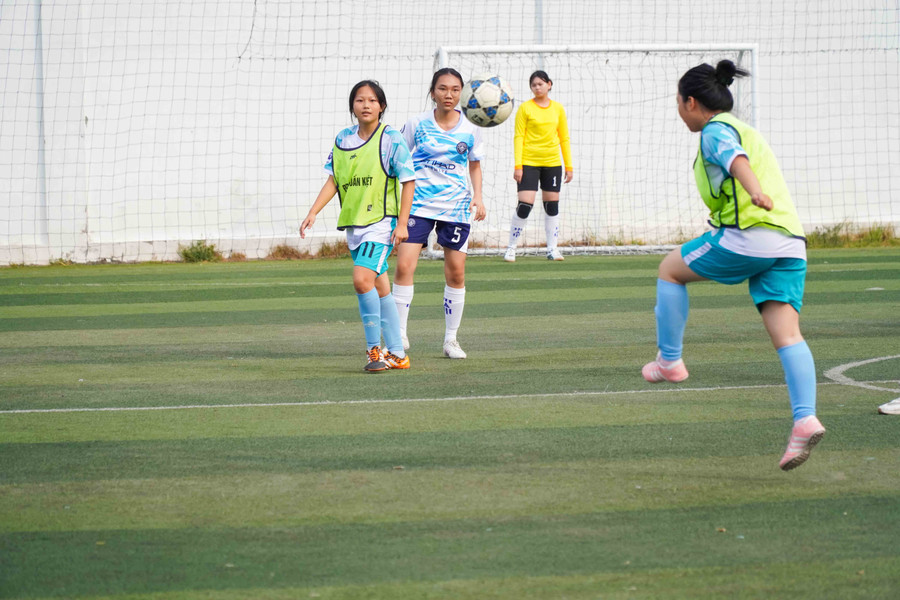 Pha dẫn bóng, dứt điểm đầy ấn tượng của các bạn nữ sinh. Pha dẫn bóng, dứt điểm đầy ấn tượng của các bạn nữ sinh.