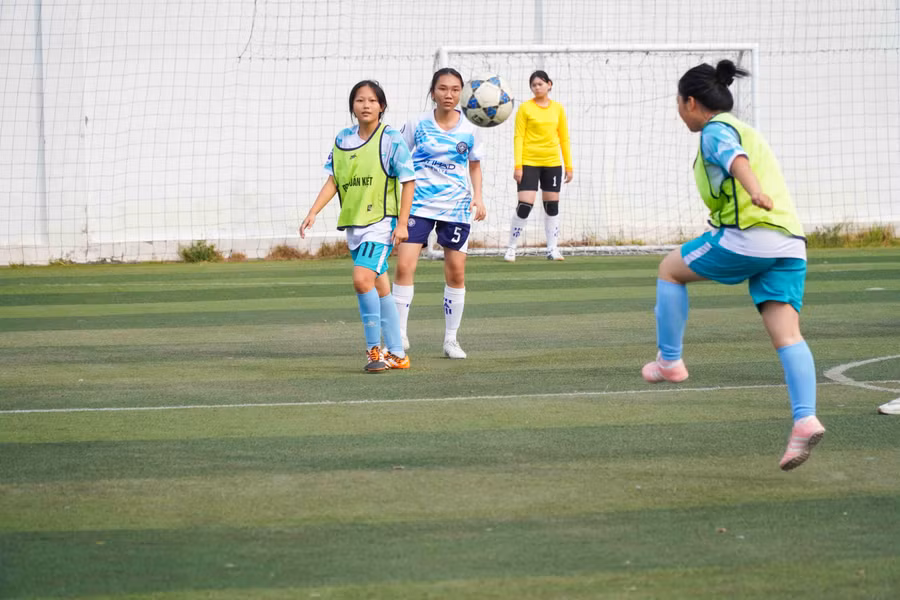 Pha dẫn bóng, dứt điểm đầy ấn tượng của các bạn nữ sinh. Pha dẫn bóng, dứt điểm đầy ấn tượng của các bạn nữ sinh.
