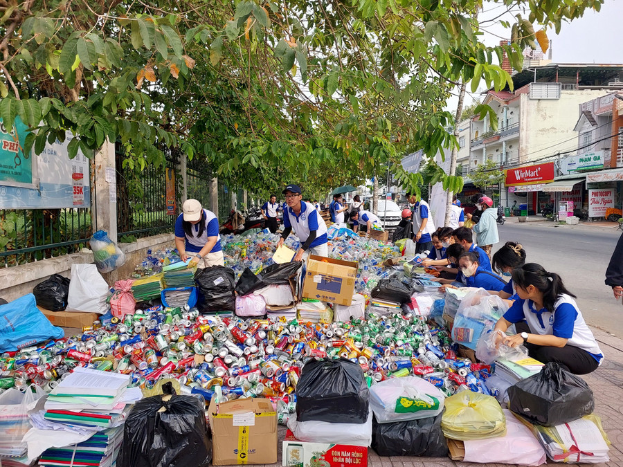 Theo các bạn sinh viên số tiền bán phế liệu được trích ra để hỗ trợ các bạn sinh viên có hoàn cảnh khó khăn và tổ chức hoạt động thiện nguyện, trồng cây xanh.