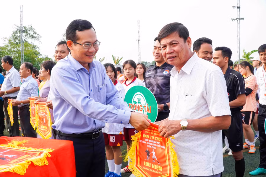 Ông Nguyễn Minh Tuấn, Giám đốc Sở VH-TT&TT TP Cần Thơ trao cờ lưu niệm cho các đơn vị tham gia giải. Ông Nguyễn Minh Tuấn, Giám đốc Sở VH-TT&TT TP Cần Thơ trao cờ lưu niệm cho các đơn vị tham gia giải.