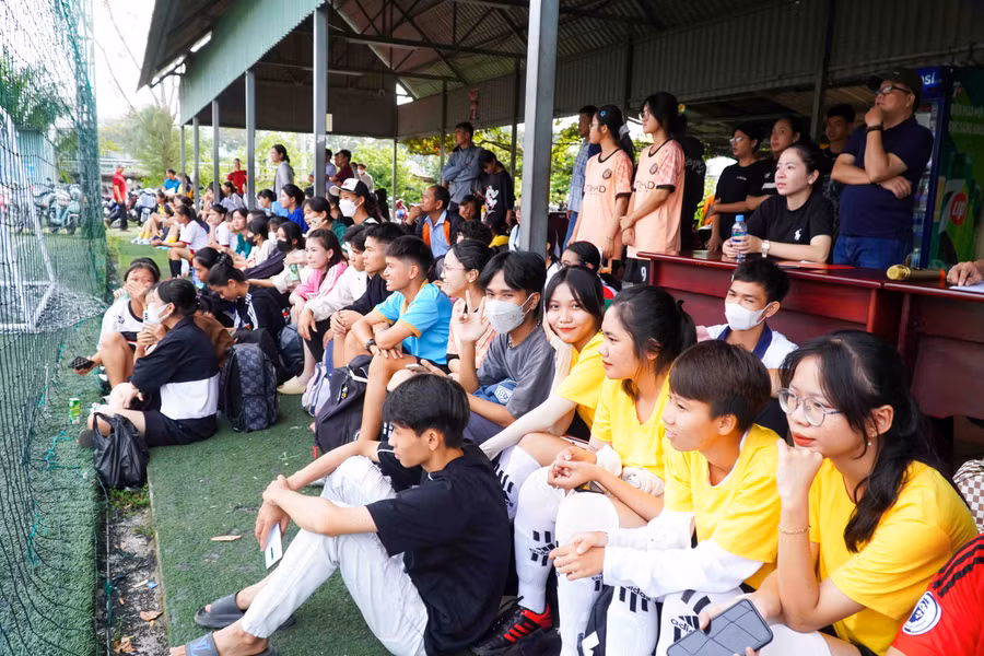 Khán giả tập trung theo dõi các đội màn tranh tài tại giải. Khán giả tập trung theo dõi các đội màn tranh tài tại giải.