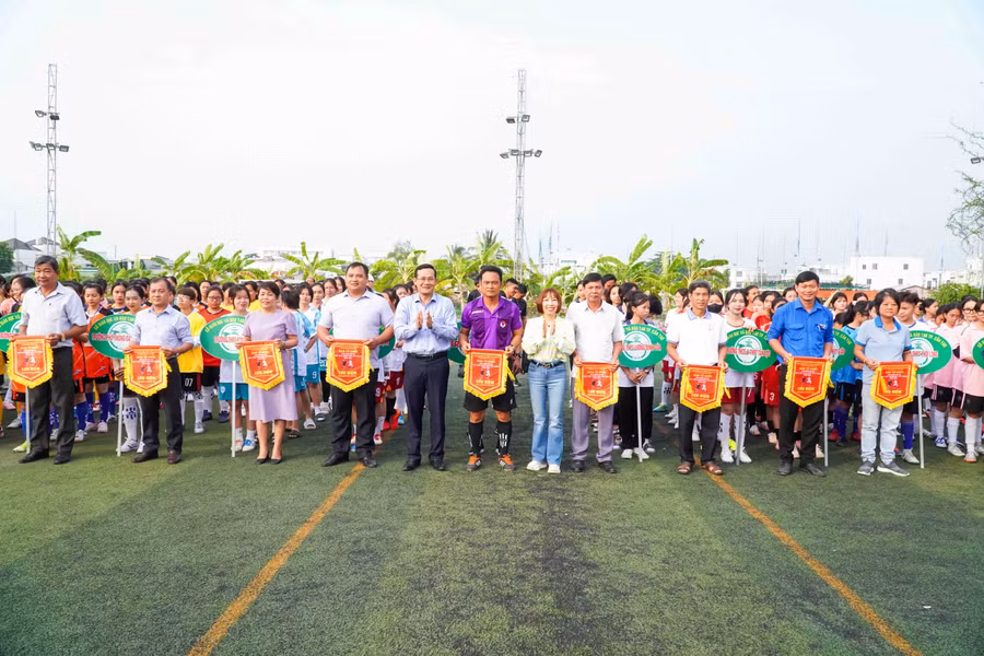 Giải bóng đá nữ HS THPT TP Cần Thơ năm 2024 có 24 đội với 288 vận động viên tham gia.