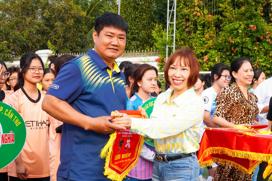 Bà Lê Thị Thùy Dung, Phó giám đốc Sở GD&ĐT TP Cần Thơ trao cờ lưu niệm cho các đơn vị tham gia giải. Bà Lê Thị Thùy Dung, Phó giám đốc Sở GD&ĐT TP Cần Thơ trao cờ lưu niệm cho các đơn vị tham gia giải.