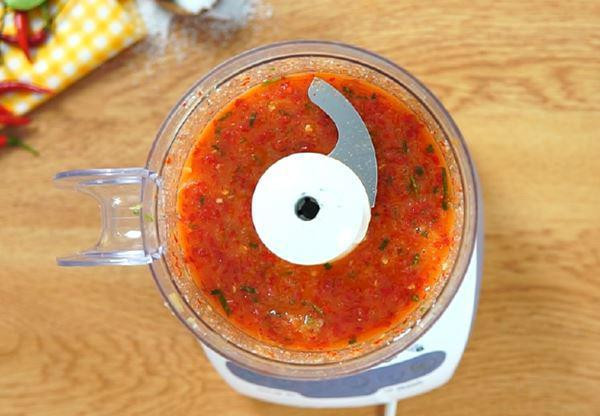 Xay nhuyễn thành một hỗn hợp đặc sánh. Xay nhuyễn thành một hỗn hợp đặc sánh.
