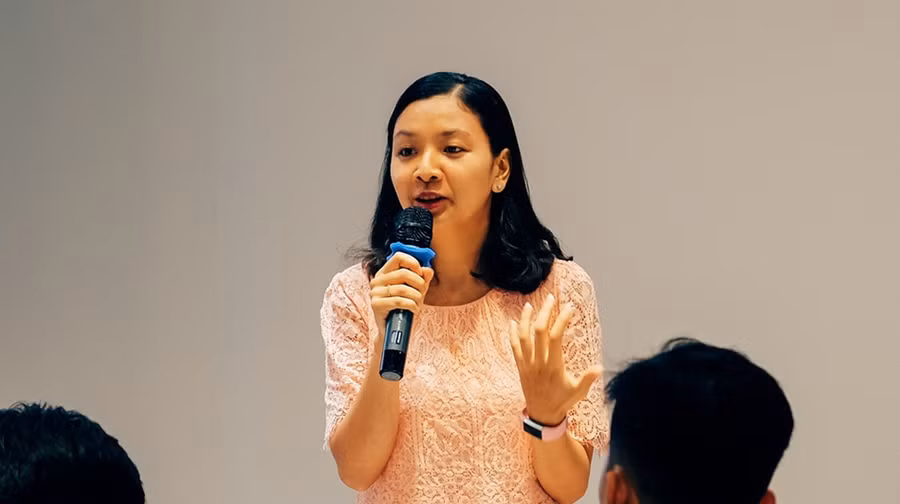 Các học viên của KISS English luôn cảm thấy hứng khởi và tràn đầy năng lượng trong quá trình học tập với Hoàng Minh Thủy.