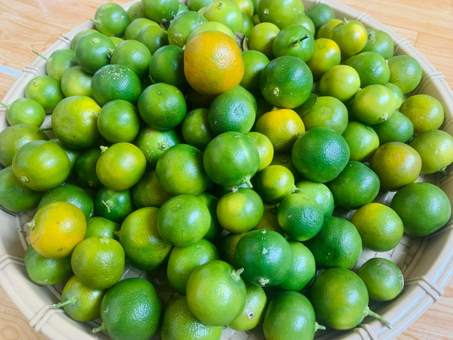 Nước cốt quất màu vàng lên màu muối vàng hấp dẫn.