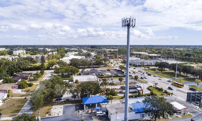 Một bộ phát sóng 5G được đặt cao hơn 10 m so với mặt đất. Ảnh: Jeffrey Greenberg.