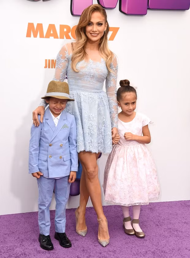 Là bà mẹ của hai con, Jennifer Lopez có vòng hông “trị giá” 300 triệu USD. Cô từng được mệnh danh là người sở hữu vòng hông đẹp nhất thế giới.