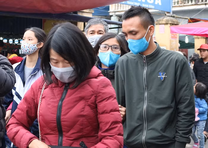 Anh Đoàn Mạnh Quang một du khách tham dự chợ Viềng cho biết: “Mình và gia đình năm nào cũng từ Hà Nội về du xuân tại chợ Viềng huyện Nam Trực dịp năm mới. Thời gian gần đây theo dõi thông tin truyền hình, cũng như thông tin trên báo, trên các trang mạng xã hội thấy tình hình dịch bệnh diễn ra phức tạp nên cũng lo lắng. Việc đeo khẩu trang khi tới chỗ đông người có thể phòng tránh được phần nào virus, vi khuẩn nên cả gia đình mình ai cũng chủ động sử dụng.”