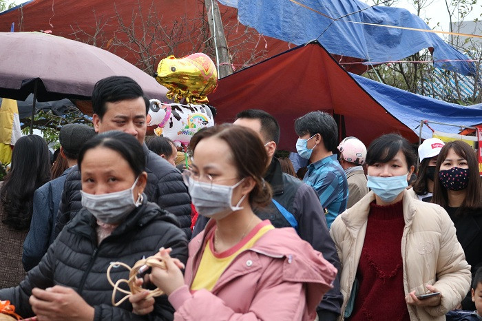 Phiên chợ Viềng xuân năm nay diễn ra đúng vào thời điểm dịch viêm phổi cấp do virus Corona gây ra đang diễn biến phức tạp tại nhiều quốc gia. Tới thời điểm này có 3 người Việt Nam được xác nhận dương tính với chủng loại virus này. Bên cạnh đó, tối 30/1 Tổ chức Y tế Thế giới (WHO) đã tuyên bố tình trạng khẩn cấp toàn cầu (PHEIC) đối với chủng mới của virus Corona (2019-nCoV). Bộ y tế đã phải thành lập 45 Đội cơ động phản ứng nhanh để chủ động phòng, chống dịch bệnh. Điều này càng khiến tâm lý của người dân hoang mang, lo lắng. Phiên chợ Viềng xuân năm nay diễn ra đúng vào thời điểm dịch viêm phổi cấp do virus Corona gây ra đang diễn biến phức tạp tại nhiều quốc gia. Tới thời điểm này có 3 người Việt Nam được xác nhận dương tính với chủng loại virus này. Bên cạnh đó, tối 30/1 Tổ chức Y tế Thế giới (WHO) đã tuyên bố tình trạng khẩn cấp toàn cầu (PHEIC) đối với chủng mới của virus Corona (2019-nCoV). Bộ y tế đã phải thành lập 45 Đội cơ động phản ứng nhanh để chủ động phòng, chống dịch bệnh. Điều này càng khiến tâm lý của người dân hoang mang, lo lắng.