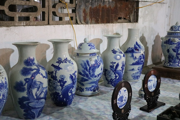 Gốm sứ cổ giá tiền tỉ khoe dáng tại chợ Viềng ảnh 1 Gốm sứ cổ giá tiền tỉ khoe dáng tại chợ Viềng ảnh 1