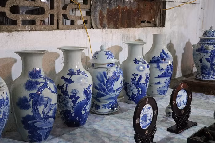 Gốm sứ cổ giá tiền tỉ khoe dáng tại chợ Viềng ảnh 1