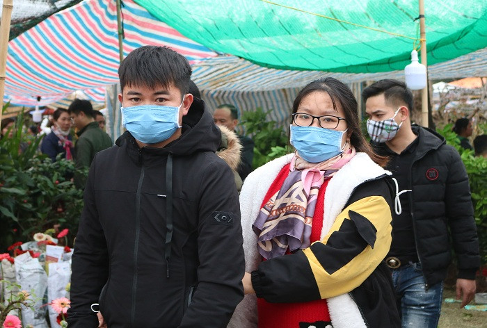 Chợ Viềng: Hàng ngàn du khách tự trang bị khẩu trang phòng virus Corona