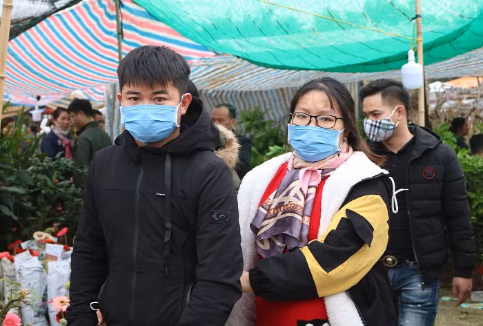 Chợ Viềng: Hàng ngàn du khách tự trang bị khẩu trang phòng virus Corona