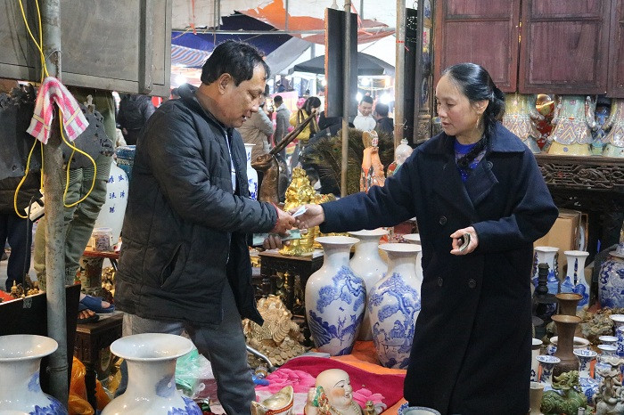 Gốm sứ cổ giá tiền tỉ khoe dáng tại chợ Viềng ảnh 7 Gốm sứ cổ giá tiền tỉ khoe dáng tại chợ Viềng ảnh 7
