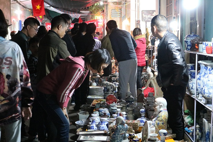 Gốm sứ cổ giá tiền tỉ khoe dáng tại chợ Viềng ảnh 8 Gốm sứ cổ giá tiền tỉ khoe dáng tại chợ Viềng ảnh 8