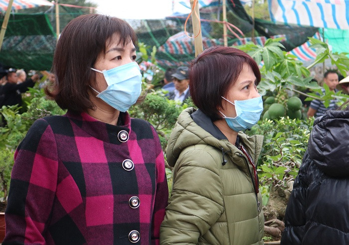 Nhiều người dân lo lắng chủng virus Corona mới này sẽ lây qua đường hô hấp do đó đã chủ động trang bị khẩu trang cho mình khi tới những nơi đông người. Tại phiên chợ Viềng, theo ghi nhận của PV gần như tất cả mọi người đều sử dụng khẩu trang y tế. Nhiều người dân lo lắng chủng virus Corona mới này sẽ lây qua đường hô hấp do đó đã chủ động trang bị khẩu trang cho mình khi tới những nơi đông người. Tại phiên chợ Viềng, theo ghi nhận của PV gần như tất cả mọi người đều sử dụng khẩu trang y tế.