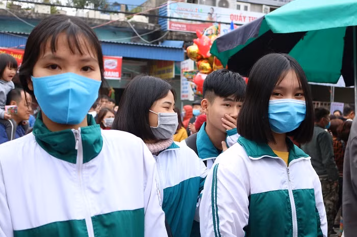 Virus này cũng có thể bị lây từ việc ai đó chạm tay vào một vật mà người bệnh chạm vào, sau đó đưa lên miệng, mũi, mắt họ. Những người chăm sóc bệnh nhân đôi khi cũng bị phơi nhiễm virus khi xử lý các chất thải của người bệnh, theo CDC (Mỹ).