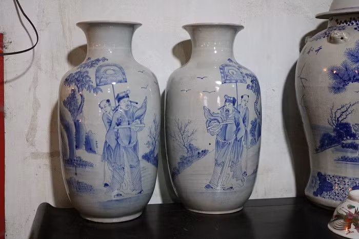 Gốm sứ cổ giá tiền tỉ khoe dáng tại chợ Viềng ảnh 4