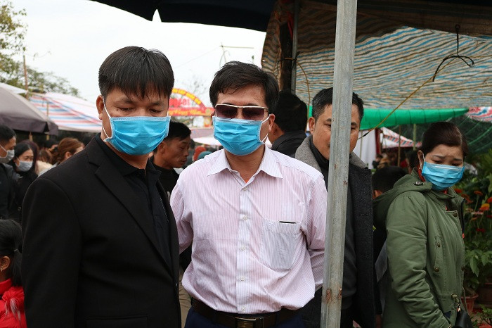 Dù tới 12h đêm nay phiên chợ Viềng xuân Canh Tý tại thị trấn Nam Giang huyện Nam Trực mới chính thức được bắt đầu thế nhưng ngay từ ngày mùng 6 đã có rất nhiều du khách đổ về đây. Cũng theo ước tính của Ban tổ chức trong suốt thời gian diễn ra lễ hội có tới hàng trăm ngàn lượt người chọn chợ Viềng là điểm đến du xuân. Dù tới 12h đêm nay phiên chợ Viềng xuân Canh Tý tại thị trấn Nam Giang huyện Nam Trực mới chính thức được bắt đầu thế nhưng ngay từ ngày mùng 6 đã có rất nhiều du khách đổ về đây. Cũng theo ước tính của Ban tổ chức trong suốt thời gian diễn ra lễ hội có tới hàng trăm ngàn lượt người chọn chợ Viềng là điểm đến du xuân.